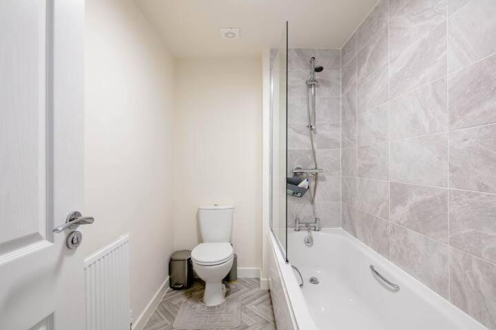 Stunning Private Room In A Home - Bathroom & Parking! Салфорд Екстериор снимка