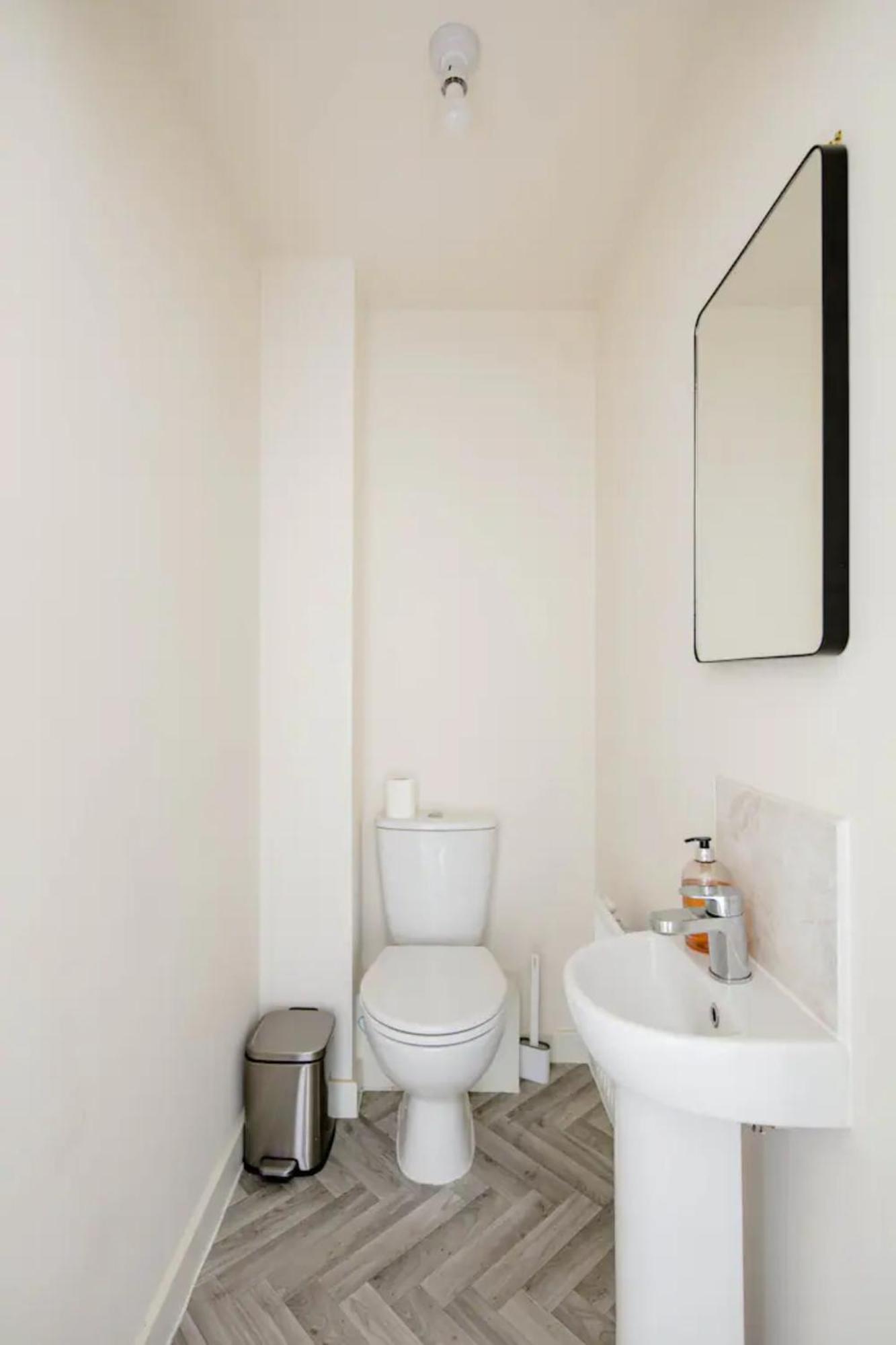 Stunning Private Room In A Home - Bathroom & Parking! Салфорд Екстериор снимка