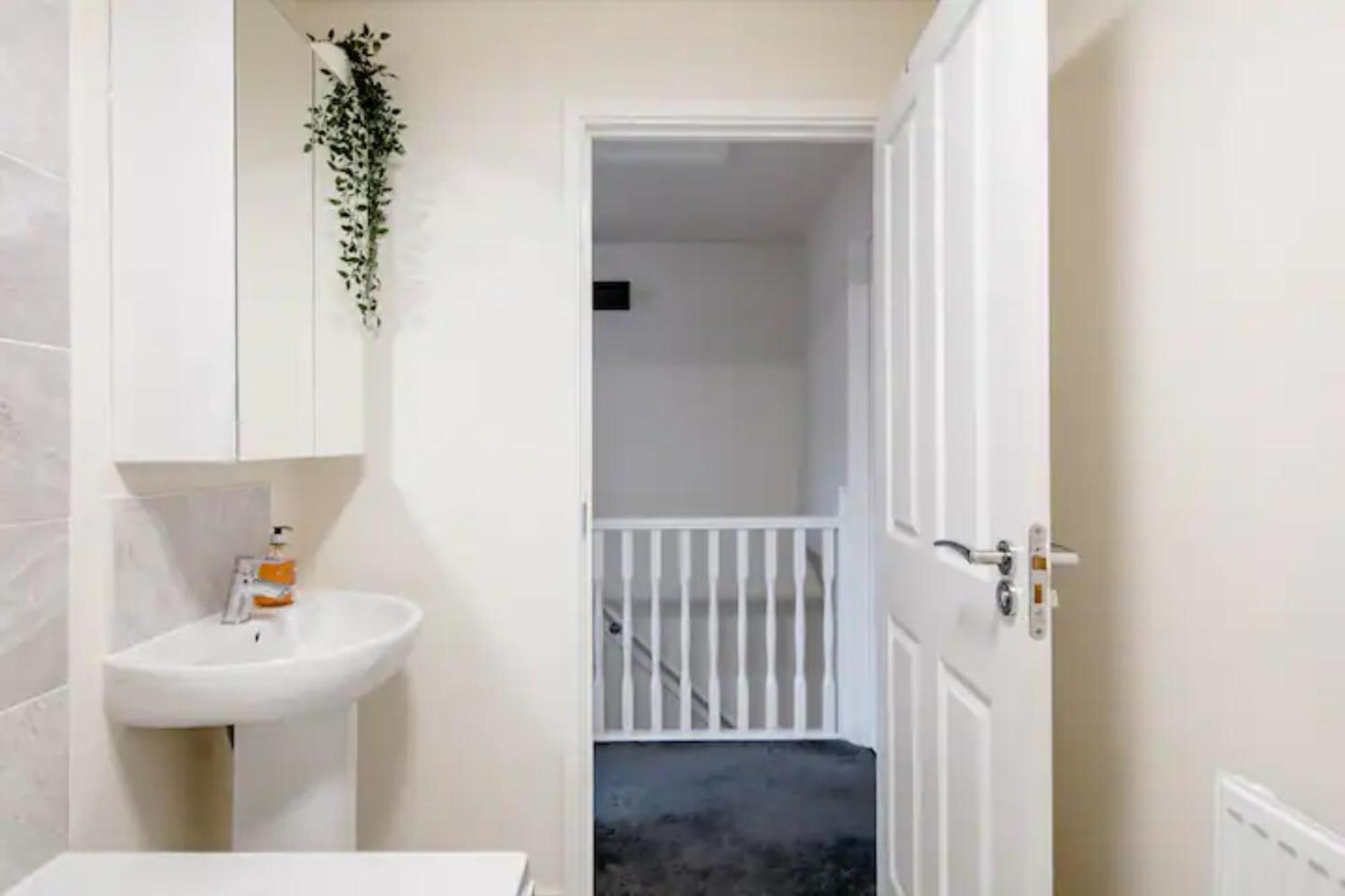 Stunning Private Room In A Home - Bathroom & Parking! Салфорд Екстериор снимка